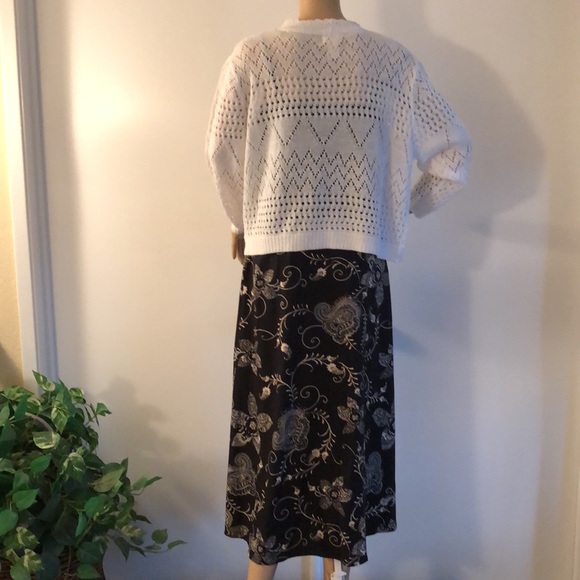 Style in this easy wear flare skirt. Black/flower design pattern. Sz 14 - Picture 3 of 6